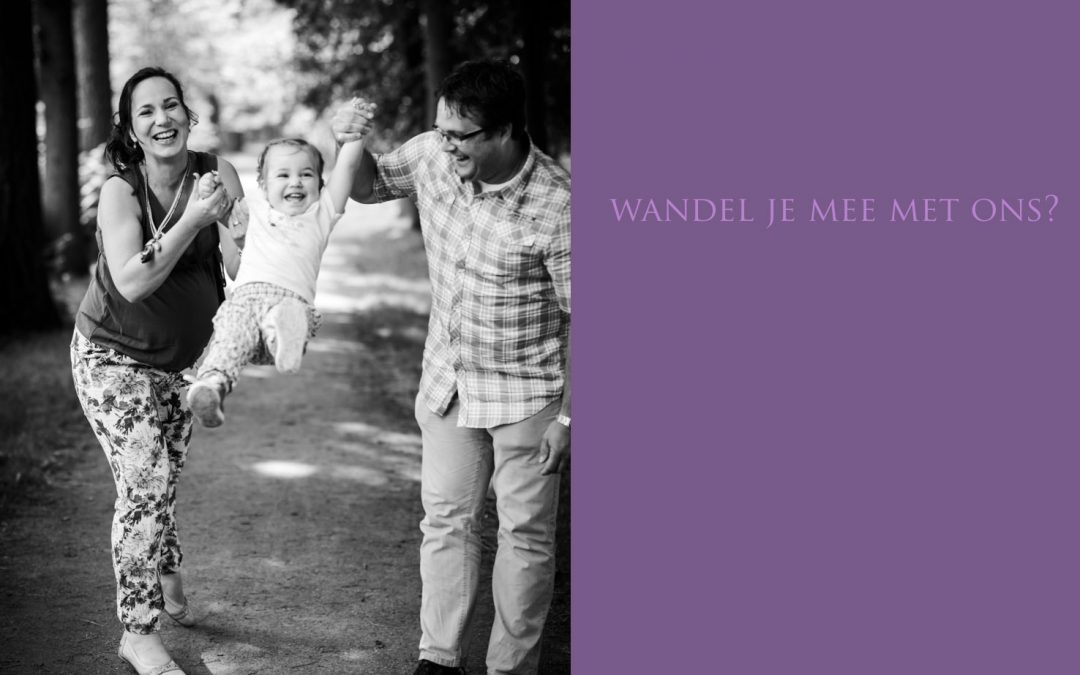 Familiefotoshoot wandelend in de tuin van Kasteel de Cannenburch